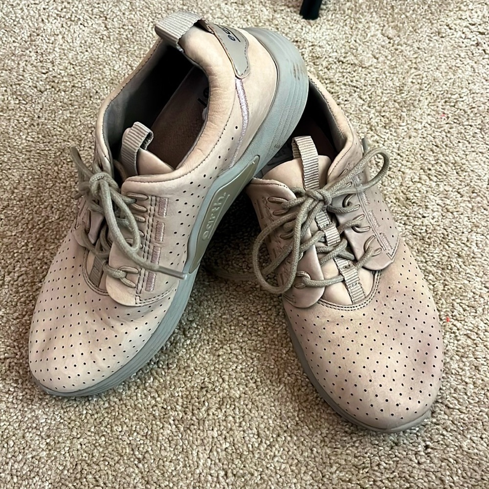 Earth size 10 tennis shoes